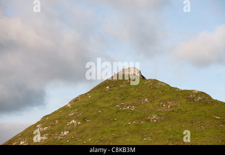 Thorpe Cloud con il Peak District che protegge l'ingresso Dovedale Foto Stock