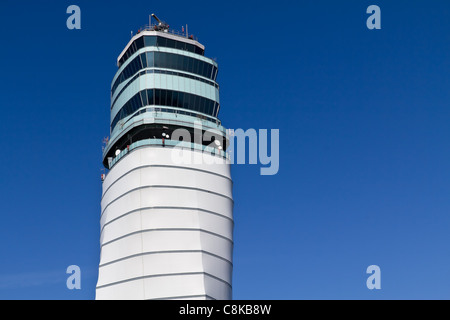 Isolati dall'aeroporto di Vienna la torre in una giornata di sole Foto Stock