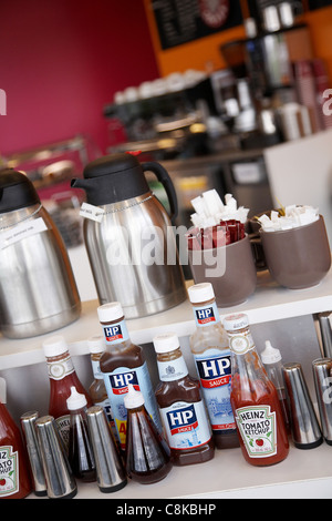 La visualizzazione di vari condimenti a un cafe'. Foto Stock