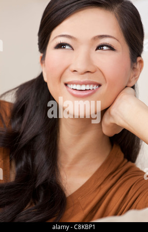 Una bellissima giovane cinese asiatica donna orientale con un meraviglioso sorriso toothy Foto Stock