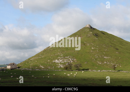 Thorpe Cloud con il Peak District che protegge l'ingresso Dovedale Foto Stock