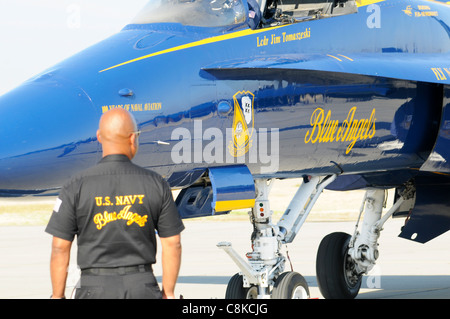 Blue Angels SuperHornet su asfalto con pilota Foto Stock