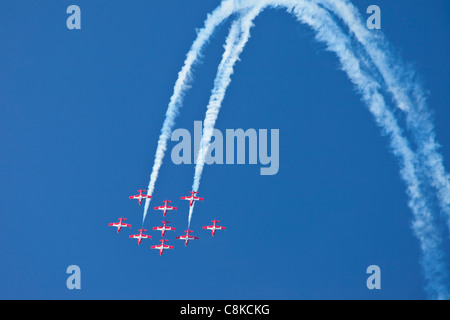 Canadian Air force 'Snowbirds' eseguire nel loro CT-114 Tutor presso air show durante la settimana della flotta in San Francisco California USA Foto Stock