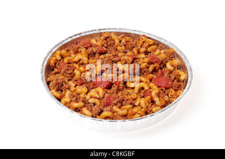 Takeaway stagno di maccheroni cotti e carni bovine anche chiamato American Chop Suey con pomodori su sfondo bianco, ritaglio. Foto Stock