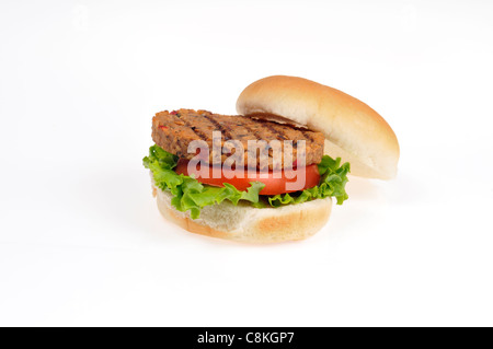 Aprire grigliate vegetariano vegano hamburger vegetariano con lattuga e pomodoro in pane su sfondo bianco ritaglio. Foto Stock