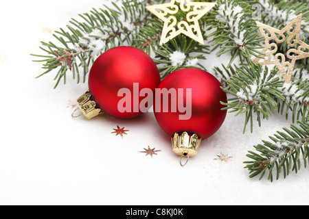 Primo piano di Ornamenti natale su bianco. Foto Stock