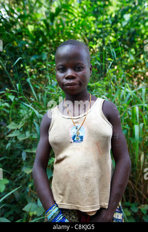 Baaka ragazza pigmeo, Dzanga Sangha Riserva, Repubblica Centrafricana, Africa Foto Stock