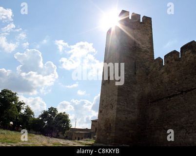 Sun dietro la torre di antica fortezza, Belgorod-Dnestrovskiy, Ucraina Foto Stock
