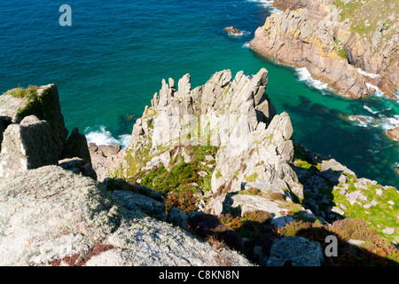 Guardando verso il basso sul famoso spot di arrampicata chiamato Bosigran cresta o Commando Ridge, Cornwall Inghilterra REGNO UNITO Foto Stock