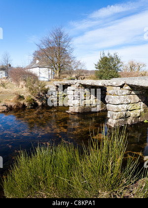 Il battaglio antico ponte a Postbridge nel Parco Nazionale di Dartmoor, Devon England Regno Unito Foto Stock