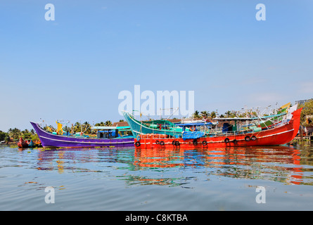 Paesaggio orizzontale colorate barche da pesca ormeggiate Kochin backwaters Kerala India sulla strada per le regate annuali Gothuruth Paravoor Foto Stock