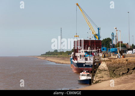 La MV Nordstrand scarico nel Fiume Great Ouse fuori il Bentinck Dock, King's Lynn, Norfolk, Inghilterra Foto Stock