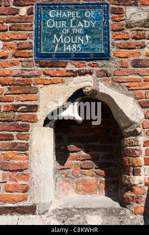 Segno accanto alla nicchia di montaggio rossa cappella, un edicola medievale cappella su una via di pellegrinaggio in passeggiate, King's Lynn, Norfolk Foto Stock