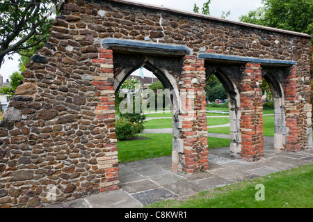 Rovinato medievale arcate in pietra nella torre dei giardini, King's Lynn, Norfolk, Inghilterra Foto Stock