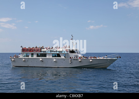 Vernazza, Chinque, Terre, Liguria, Mediterranea. Nave sul mare Foto Stock