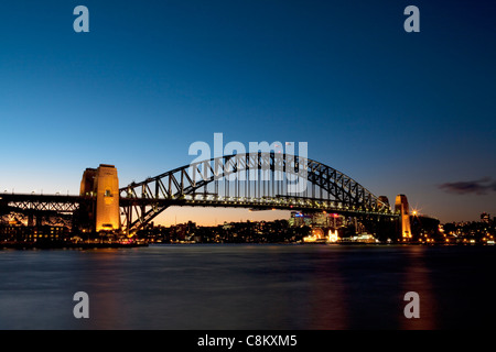 Sydney, Australia. 27 luglio 2009; l'iconica Sydney Harbour Bridge visto con North Sydney in background al crepuscolo. Foto Stock