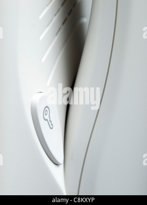 Vista ingrandita di un pulsante per lo sblocco automatico dello sportello oltre il citofono ... Foto Stock