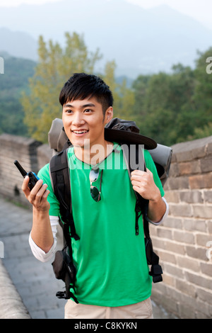 I giovani andare a passeggiare sulla Grande Muraglia Foto Stock