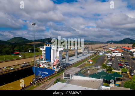 Grande nave che attraversa il canale di Panama Foto Stock