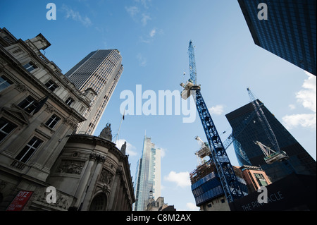 Gru blu alla costruzione di Pinnacle nella City di Londra, Ottobre 2011 Foto Stock