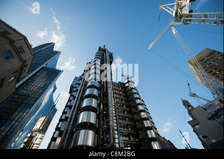 Gru blu alla costruzione di Pinnacle nella City di Londra, ottobre 2011, opposta Lloyds Insurance Foto Stock