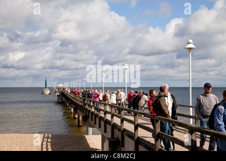 Pier e immersioni subacquee Gondola sulla spiaggia della località balneare di Zinnowitz, isola di Usedom, Meclenburgo-Pomerania Occidentale, Germania Foto Stock