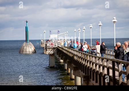 Pier e immersioni subacquee Gondola sulla spiaggia della località balneare di Zinnowitz, isola di Usedom, Meclenburgo-Pomerania Occidentale, Germania Foto Stock