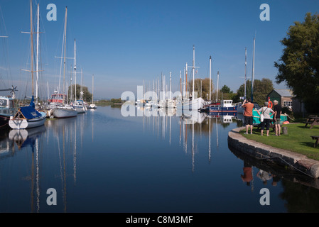 Exeter Ship Canal, visto dal bloccaggio del fondo erboso, barche ormeggiate in acque calme, Exeter Devon, Inghilterra, Regno Unito Foto Stock