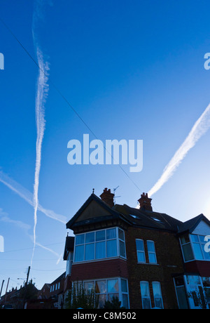 Contrails in chiaro cielo mattutino su Hunstanton, Norfolk, Inghilterra. Foto Stock