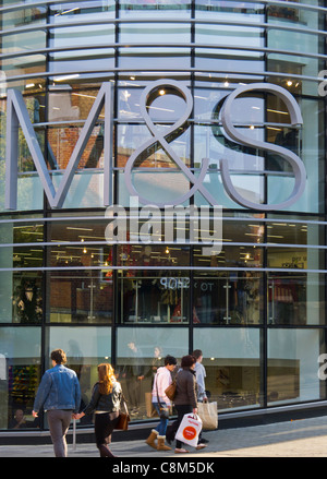 Marks & Spencer negozio di fronte al Cavallino Rampante Street a Norwich, Norfolk, Inghilterra. Foto Stock