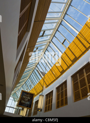 Hall di ingresso a Chapelfield shopping center di Norwich con un House of Fraser segno appeso. Foto Stock