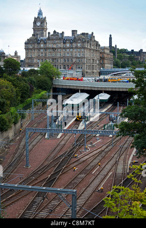 Stazione ferroviaria di Waverley, Edimburgo, con il Balmoral Hotel e i ponti, Scotland, Regno Unito, Gran Bretagna Foto Stock