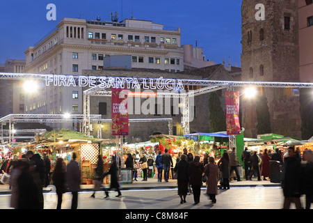 Il Mercatino di Natale, Fira de Santa Llucia, in Placa de la Seu, nel quartiere Gotico di Barcellona, Spagna Foto Stock