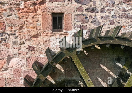 Una ruota di acqua di legno a Preston Mill, East Lothian, Scozia. Foto Stock