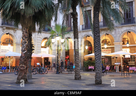 Crepuscolo in Placa Reial, nel quartiere Gotico di Barcellona, in Catalogna, Spagna Foto Stock