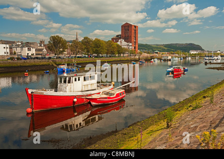 Dumbarton distilleria e barche sul fiume Leven Foto Stock