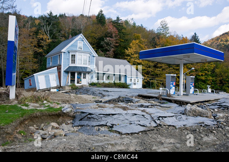 Distrutta la stazione di gas dopo la tempesta tropicale Irene nel Vermont USA Autunno 2011 Foto Stock