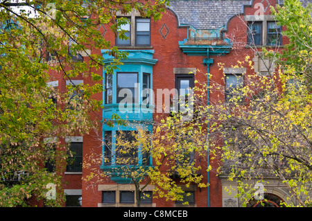 Gli edifici in stile vittoriano e fronde su Milton Street downtown Montreal Canada Foto Stock