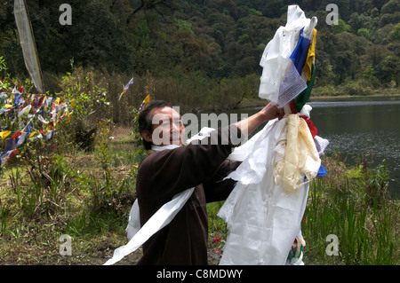 Regolazione bandiere di preghiera Khecheopalri Lake Sikkim India Foto Stock