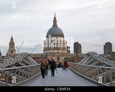 Londra, il Millennium Bridge e la Cattedrale di St Paul Foto Stock