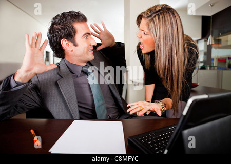 Imprenditrice ispanica grida al collaboratore in ufficio Foto Stock
