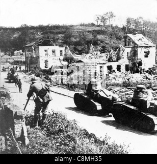 Francese Renault serbatoi attraversando Vaux. Foto Stock