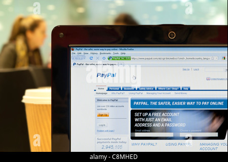Il sito web di PayPal shot in una caffetteria ambiente (solo uso editoriale: -print, TV, e-book e Redazione sito web). Foto Stock