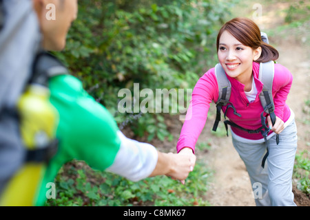 Giovani fare escursioni in montagna Foto Stock