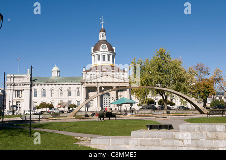 I turisti a sedersi su una panchina di fronte al municipio di Kingston e la Confederazione arch fontana, Ontario Canada Foto Stock