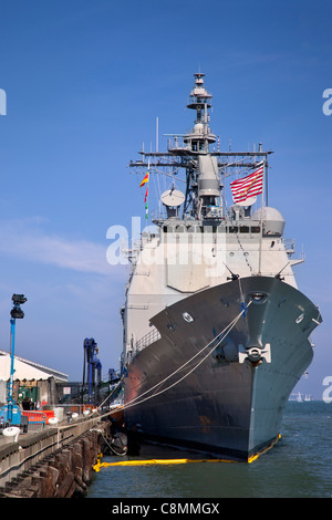 US Navy Destroyer DDG-54 Curtis Wilbur ormeggiata lungo la banchina durante la settimana della flotta, San Francisco California USA Foto Stock