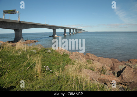 Una vista della Confederazione Bridge accoglie i visitatori di Prince Edward Island durante il loro viaggio da New Brunswick, Canada. Foto Stock