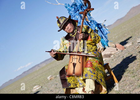 Musicista che gioca il Morin khuur, il tipico strumento musicale della Mongolia Foto Stock