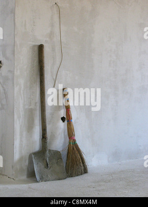 Scopa e pala in una camera essendo in costruzione Foto Stock