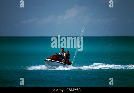 Dickenson Bay Antigua padre e figlio sul Jet Ski Foto Stock